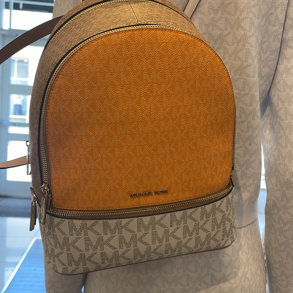 MICHAEL KORS Rhea Medm Zip Color-Block Signature Logo Backpack
POP ORNG MLT
NWT - Picture 11 of 16